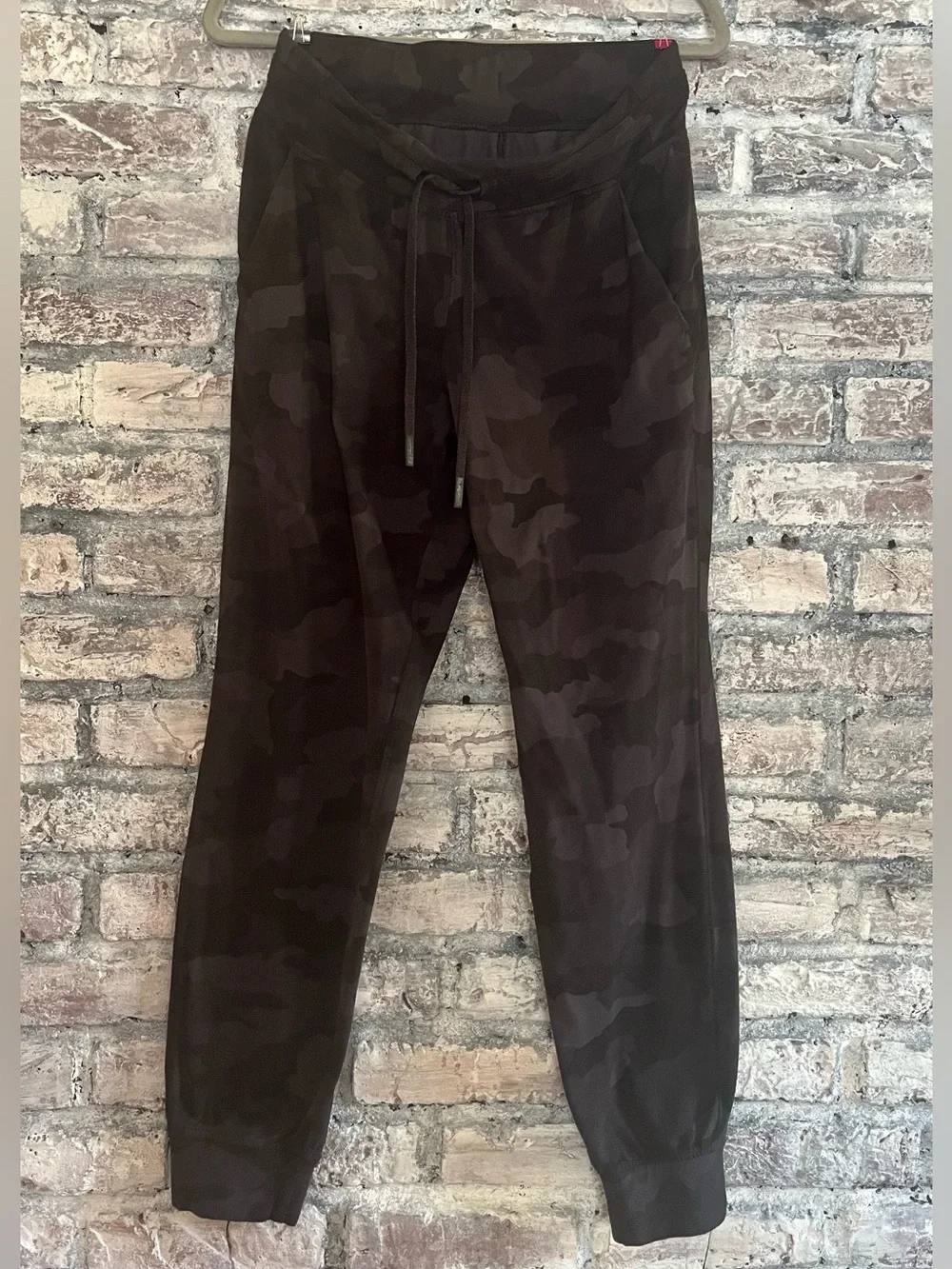lululemon athletica Women's Dark Camo Joggers, hidden pockets, great condition